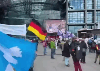 Manifestantes se reúnem em Berlim contra o envolvimento da Alemanha na guerra da Ucrânia. Protesto alerta para risco de uma Terceira Guerra Mundial e pede diálogo com a Rússia.