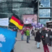 Manifestantes se reúnem em Berlim contra o envolvimento da Alemanha na guerra da Ucrânia. Protesto alerta para risco de uma Terceira Guerra Mundial e pede diálogo com a Rússia.