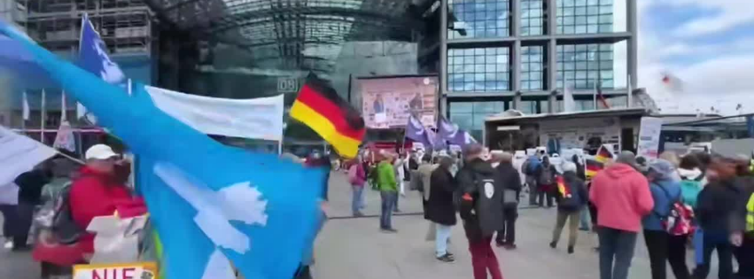 Manifestantes se reúnem em Berlim contra o envolvimento da Alemanha na guerra da Ucrânia. Protesto alerta para risco de uma Terceira Guerra Mundial e pede diálogo com a Rússia.