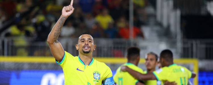 O Brasil venceu a Espanha por 6 a 0 e avançou às semifinais da Copa do Mundo de Futebol de Areia. O próximo adversário será Portugal, no sábado, em busca do sétimo título mundial.