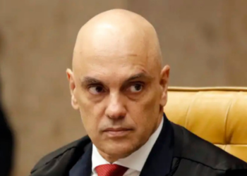 Alexandre de Moraes votou no STF pela suspensão parcial da ação penal contra Alexandre Ramagem, mantendo acusações de tentativa de golpe e organização criminosa.