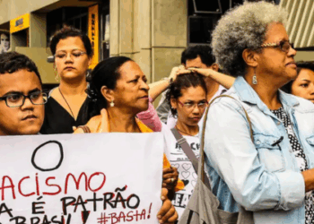 Aluna de 8 anos é vítima de racismo no Colégio Presbiteriano Mackenzie, em São Paulo. Mãe denuncia falta de ação da escola e registra boletim de ocorrência. Novo caso reacende debate sobre discriminação no ambiente escolar.
