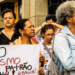 Aluna de 8 anos é vítima de racismo no Colégio Presbiteriano Mackenzie, em São Paulo. Mãe denuncia falta de ação da escola e registra boletim de ocorrência. Novo caso reacende debate sobre discriminação no ambiente escolar.