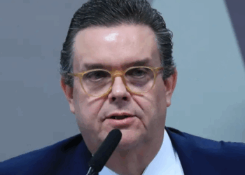Wolney Queiroz afirma no Senado que fraudes bilionárias no INSS começaram na gestão Bolsonaro. Oposição reage e acusa governo Lula de omissão nas investigações.
