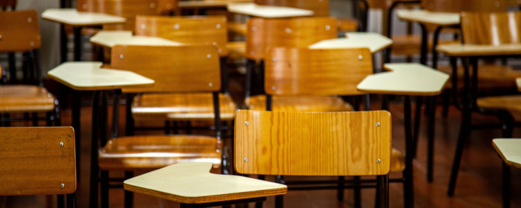 Quatro cidades capixabas descumpriram o mínimo constitucional de 25% de investimento em Educação em 2024. Confira os valores por aluno em todo o estado.
