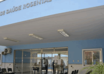 Remédio para tosse seca é entregue no PAM com validade até o fim do mês. Pacientes precisam assinar termo em que assumem o risco. Especialistas alertam para o perigo da prática.