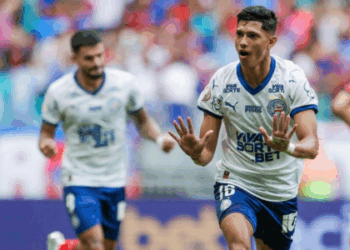 Domingo de clássicos no Brasileirão: Bahia bate o Vitória com um a menos, Corinthians vence o Santos, Vasco goleia com Diniz e São Paulo escapa da zona de rebaixamento.