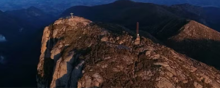 Travessia dos 7 Cumes vai conectar Espírito Santo e Minas Gerais com 60 km de trilhas pelo Parque Nacional do Caparaó, passando por sete picos, incluindo o Pico da Bandeira. Projeto mira turistas nacionais e internacionais de aventura.