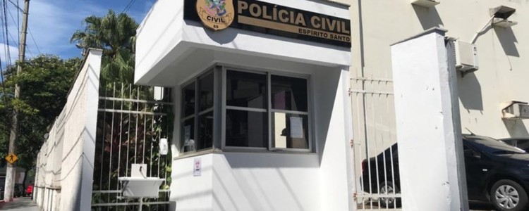 Por causa do ponto facultativo do Dia da Colonização do Solo Espírito-Santense, algumas delegacias da Polícia Civil do ES não funcionarão nesta sexta (23). Veja unidades 24h e como registrar boletim online.