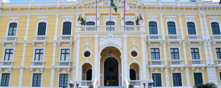 O salário dos servidores do Executivo Estadual será pago no dia 30 de maio com reajuste de 4,5% e aumento do auxílio alimentação para R$ 800. Veja quem recebe o adiantamento do 13º.