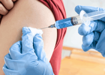 O Espírito Santo amplia a vacinação contra a gripe para pessoas acima de seis anos e reforça alerta após primeira morte por dengue no estado.