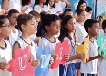A Câmara de Vitória aprovou a lei que permite o uso do símbolo do autismo nos uniformes escolares da rede pública. Medida busca facilitar a identificação de alunos com TEA e promover conscientização.