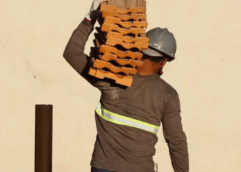 IBGE aponta que o salário médio na construção civil caiu 22% em 2023 frente a 2014. Setor registra mais empregos desde 2020, mas com remuneração menor, principalmente em obras de infraestrutura.