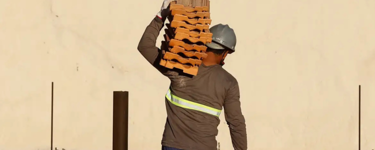 IBGE aponta que o salário médio na construção civil caiu 22% em 2023 frente a 2014. Setor registra mais empregos desde 2020, mas com remuneração menor, principalmente em obras de infraestrutura.