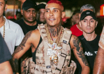 MC Poze do Rodo tem prisão temporária de 30 dias mantida. Polícia aponta ligação do cantor com o Comando Vermelho e shows financiados pela facção. Entenda o caso.