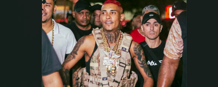 MC Poze do Rodo tem prisão temporária de 30 dias mantida. Polícia aponta ligação do cantor com o Comando Vermelho e shows financiados pela facção. Entenda o caso.