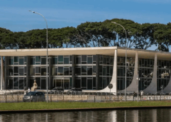 Ministro Alexandre de Moraes ouve hoje Tarcísio de Freitas e outros aliados de Bolsonaro na ação penal sobre a tentativa de golpe. Saiba quem são as testemunhas e os detalhes da investigação.