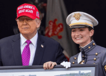 Trump diz que EUA estão produzindo mísseis hipersônicos em larga escala e acusa Rússia de roubar planos. Kremlin rebate e afirma ter tecnologia sem equivalente mundial.