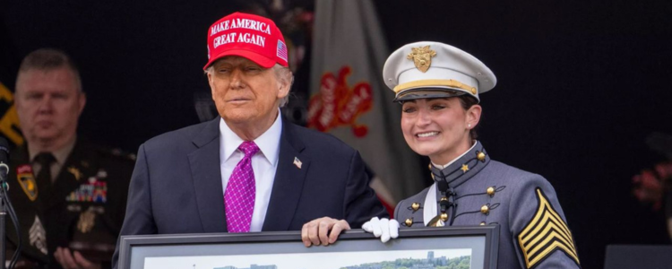 Trump diz que EUA estão produzindo mísseis hipersônicos em larga escala e acusa Rússia de roubar planos. Kremlin rebate e afirma ter tecnologia sem equivalente mundial.