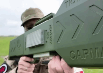 A Rússia usa fuzis anti drone e sistemas móveis de guerra eletrônica no front. Dispositivos bloqueiam sinais e aumentam a defesa contra drones.