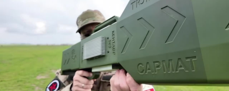 A Rússia usa fuzis anti drone e sistemas móveis de guerra eletrônica no front. Dispositivos bloqueiam sinais e aumentam a defesa contra drones.