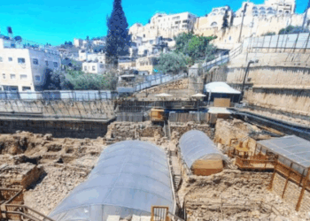 Anel de ouro com 2,3 mil anos e pedra granada é encontrado em Jerusalém. Descoberta arqueológica revela riqueza da cidade na Antiguidade.