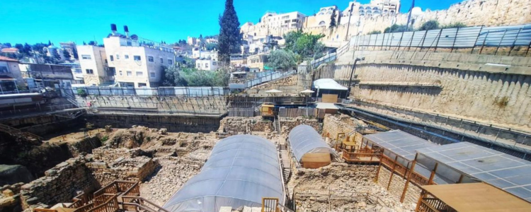 Anel de ouro com 2,3 mil anos e pedra granada é encontrado em Jerusalém. Descoberta arqueológica revela riqueza da cidade na Antiguidade.