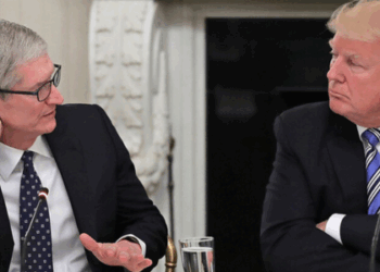 Donald Trump ameaça tarifa de 25% sobre iPhones e produtos da Samsung não fabricados nos EUA. Medida visa forçar empresas a produzirem no país.