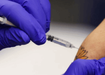 FDA aprova Qamzova, analgésico chinês de ação prolongada, que pode reduzir a dependência de opioides nos EUA. Entenda como o medicamento funciona.