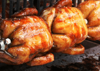 Rússia, Bielorrússia, Armênia e Quirguistão flexibilizam restrições à carne de frango do Brasil devido à gripe aviária, mantendo suspensão apenas para o Rio Grande do Sul. Veja o impacto.