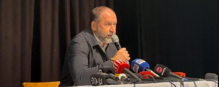 Augusto Melo, presidente do Corinthians, faz pronunciamento na sede social do clube, na zona leste de São Paulo, após a votação de impeachment nesta segunda-feira (26).