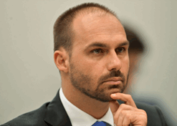 O STF autorizou investigação contra Eduardo Bolsonaro por declarações contra autoridades brasileiras nos EUA. Diplomatas brasileiros serão ouvidos em inquérito que atende pedido da PGR. Saiba mais.