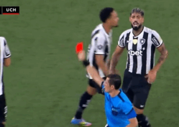 O Botafogo vence Universidad de Chile por 1 a 0, garante vaga nas oitavas da Libertadores e supera expulsão de Jair, que se desculpa pela atitude em campo.