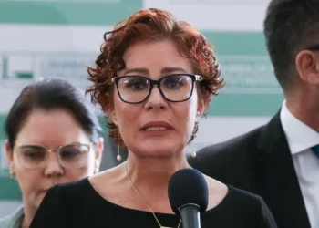 Ministro Alexandre de Moraes nega recurso da DPU e mantém execução da pena de 10 anos da deputada Carla Zambelli por invasão ao sistema do CNJ; parlamentar está foragida na Itália.