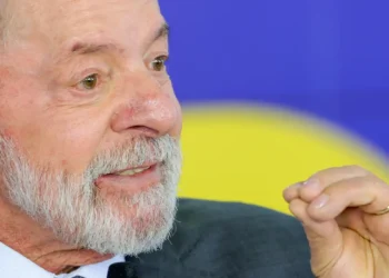 Lula anuncia crédito para compra de moto elétrica por entregadores, botijão de gás gratuito para famílias do CadÚnico e financiamento para reforma de moradia. Medidas devem ser divulgadas ainda este mês.