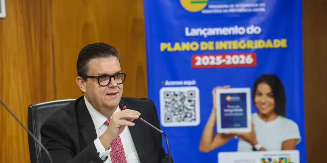 Ministro da Previdência afirma que confiança no INSS impediu aposentados de perceberem descontos ilegais. Governo lança Plano de Integridade em resposta às fraudes.