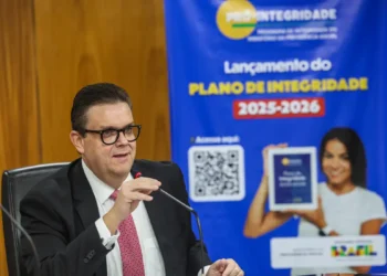 Ministro da Previdência afirma que confiança no INSS impediu aposentados de perceberem descontos ilegais. Governo lança Plano de Integridade em resposta às fraudes.
