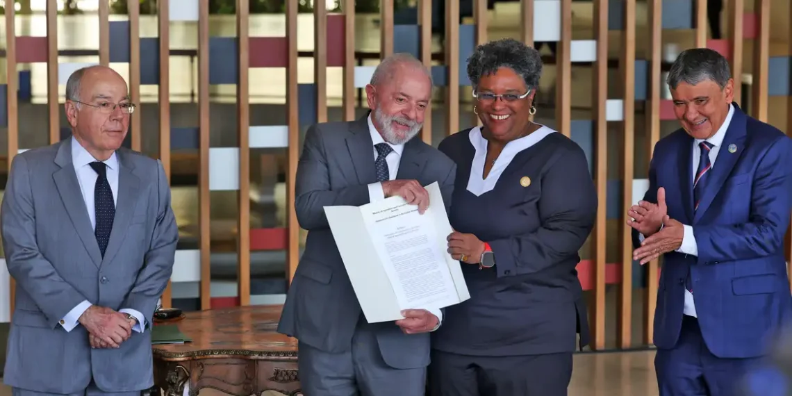 Cúpula Brasil-Caribe termina com adesões à Aliança Contra a Fome, acordos bilaterais e compromissos climáticos para a COP 30. Brasil anuncia repasse de US$ 5 milhões e apoio ao Haiti.
