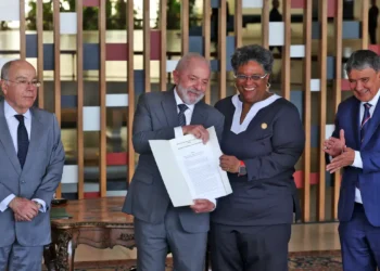 Cúpula Brasil-Caribe termina com adesões à Aliança Contra a Fome, acordos bilaterais e compromissos climáticos para a COP 30. Brasil anuncia repasse de US$ 5 milhões e apoio ao Haiti.