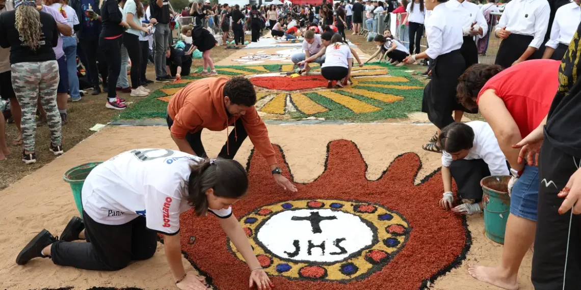 Celebrado com arte e emoção, o Corpus Christi em Brasília contou com histórias de superação e fé em tapetes feitos por jovens, artistas periféricos e pessoas com deficiência. Saiba mais.