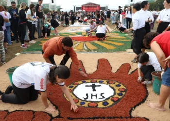 Celebrado com arte e emoção, o Corpus Christi em Brasília contou com histórias de superação e fé em tapetes feitos por jovens, artistas periféricos e pessoas com deficiência. Saiba mais.