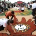 Celebrado com arte e emoção, o Corpus Christi em Brasília contou com histórias de superação e fé em tapetes feitos por jovens, artistas periféricos e pessoas com deficiência. Saiba mais.