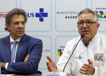 :Nova medida busca reduzir filas de exames, consultas e cirurgias por meio do programa "Agora Tem Especialistas"; teto de abatimento pode chegar a R$ 2 bilhões ao ano. Hospitais poderão abater dívidas tributárias com a União ou obter créditos em impostos ao oferecer atendimentos especializados ao SUS. Iniciativa visa reduzir filas e será regulamentada por portaria interministerial.