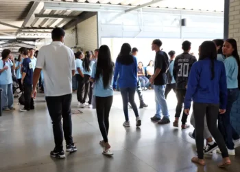 Programa Pé-de-Meia 2025 paga nesta quinta (26) a 4ª parcela de R$ 200 a estudantes nascidos em julho e agosto. Pagamento segue calendário escalonado e exige frequência mínima de 80%.
