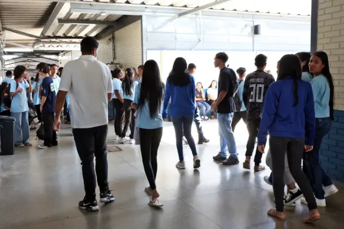 Programa Pé-de-Meia 2025 paga nesta quinta (26) a 4ª parcela de R$ 200 a estudantes nascidos em julho e agosto. Pagamento segue calendário escalonado e exige frequência mínima de 80%.