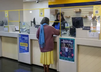Em duas semanas, mais de 488 mil aposentados contestaram descontos indevidos em agências dos Correios. Medida atende beneficiários sem acesso digital. Saiba como funciona o processo.