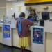 Em duas semanas, mais de 488 mil aposentados contestaram descontos indevidos em agências dos Correios. Medida atende beneficiários sem acesso digital. Saiba como funciona o processo.