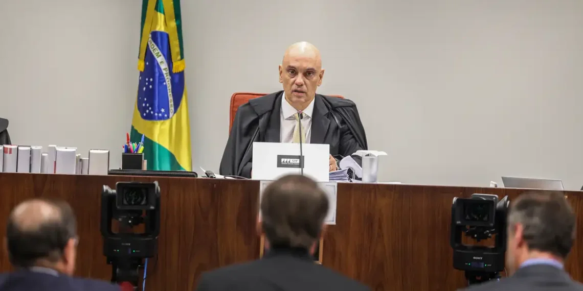 Durante interrogatório no STF, Jair Bolsonaro negou ter recebido voz de prisão do ex-comandante do Exército em reunião sobre tentativa de golpe em 2022. Declaração contradiz versão de Baptista Júnior.