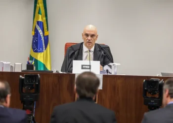 Durante interrogatório no STF, Jair Bolsonaro negou ter recebido voz de prisão do ex-comandante do Exército em reunião sobre tentativa de golpe em 2022. Declaração contradiz versão de Baptista Júnior.