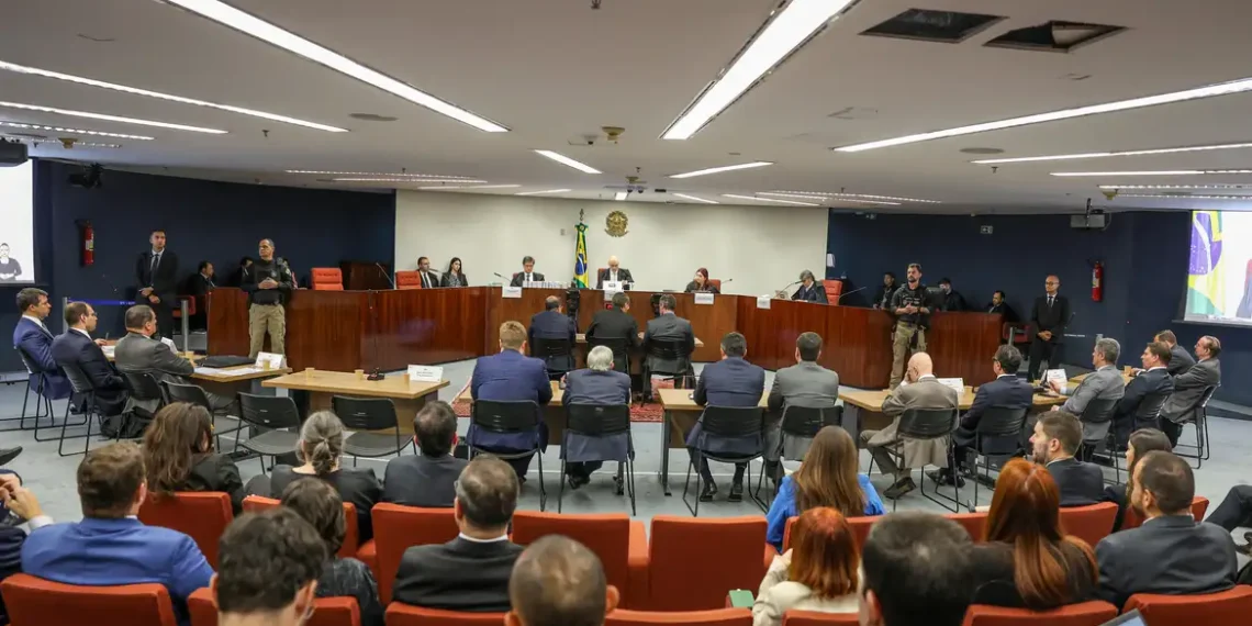 Em depoimento ao STF, Jair Bolsonaro nega que Almir Garnier tenha colocado tropas à disposição para golpe. Ex-presidente diz que não agiu contra a Constituição e pede desculpas por declarações sobre o STF.